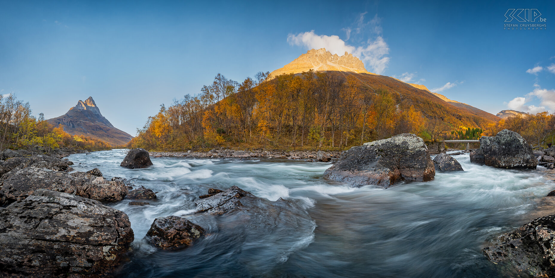 Oteren - Otertinden - Signaldalelva Autumn at its best at the Signaldalelva river with the mountain peaks of the Otertinden. Stefan Cruysberghs